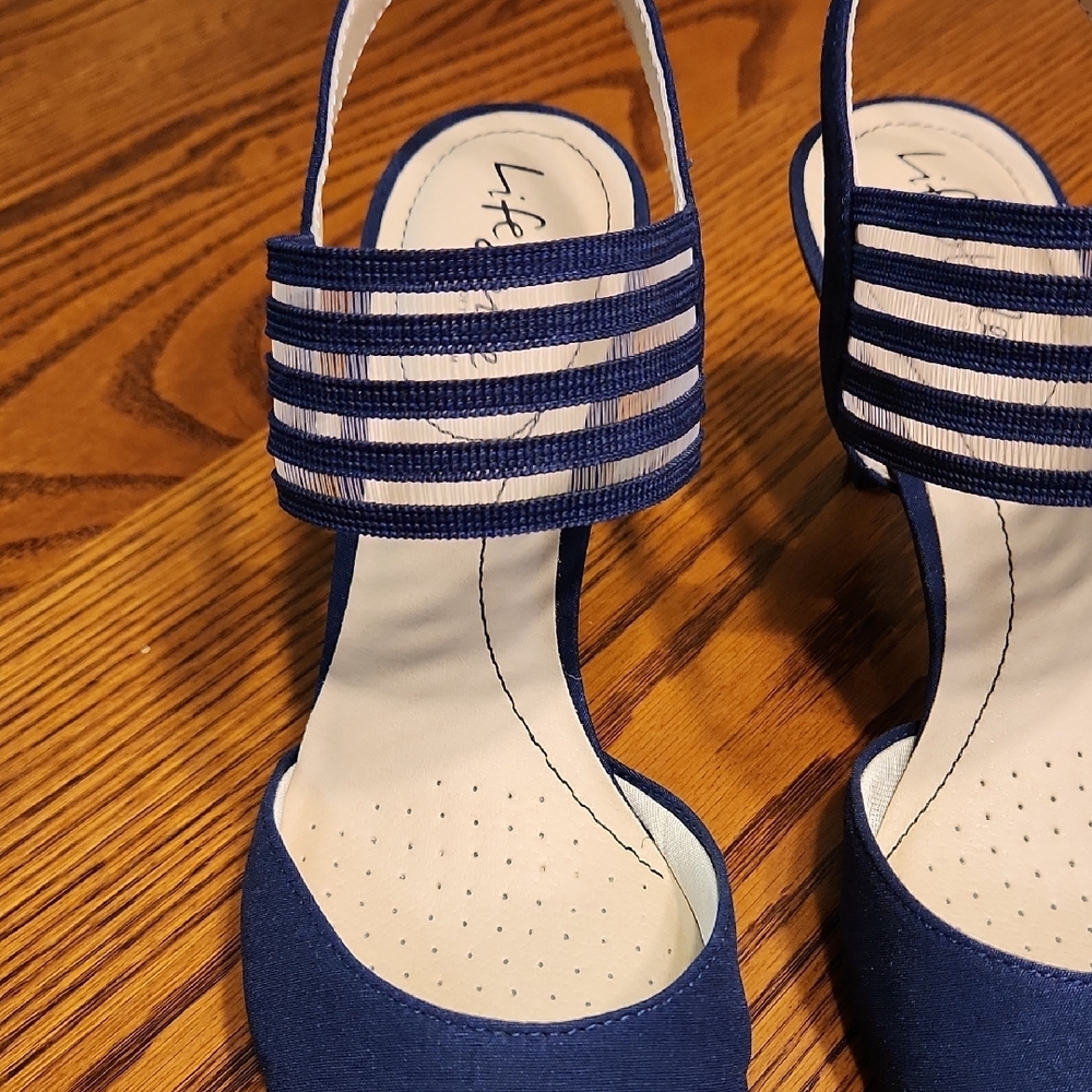 Life Stride Navy Blue Heels - Picture 3 of 9